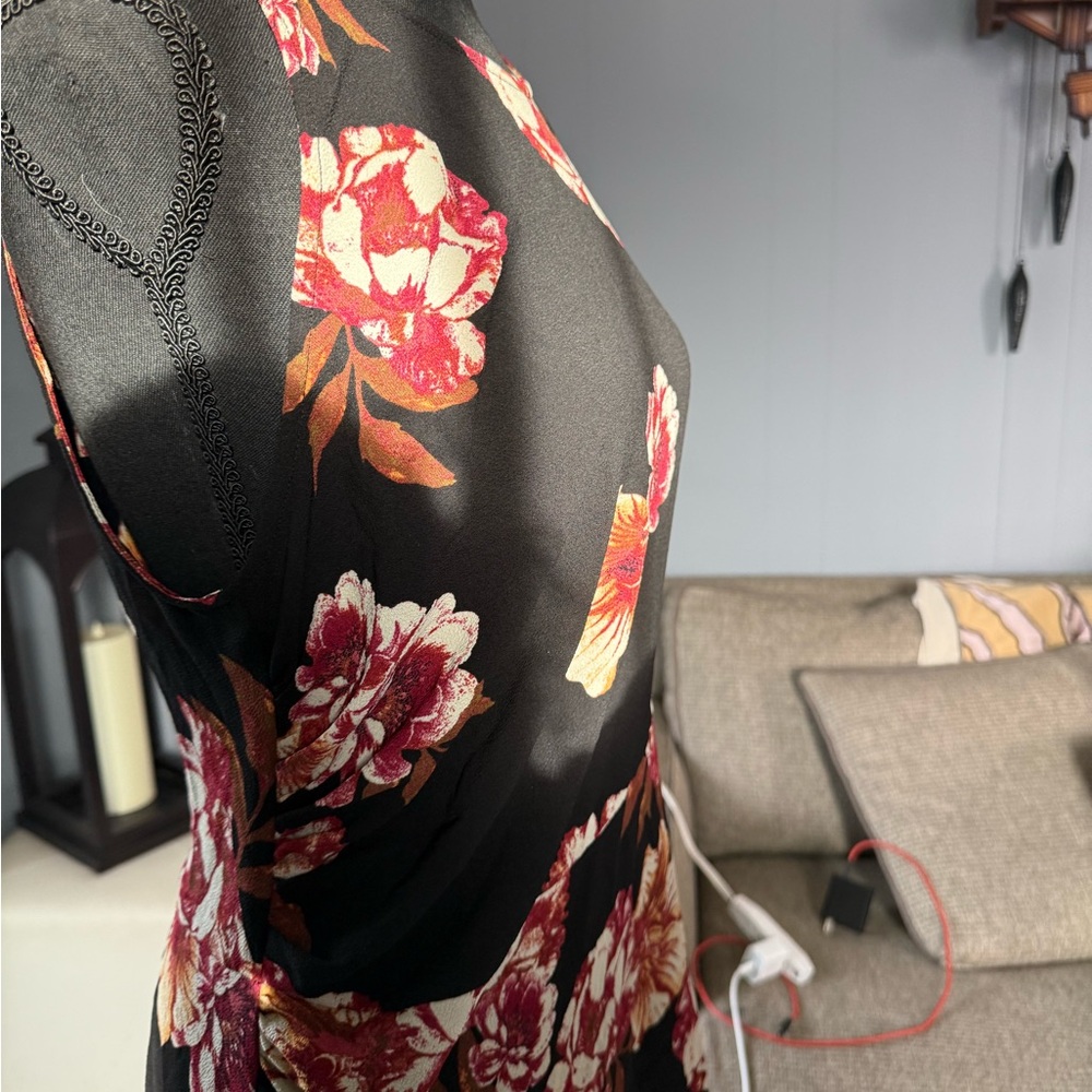 Black Floral Sleeveless Sheath Dress - Picture 2 of 4